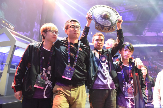 灯光映在球 灯光映在球